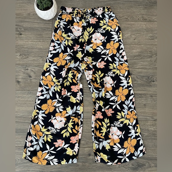 Roxy Pants - Roxy floral capri flowy floral pants SZ Small